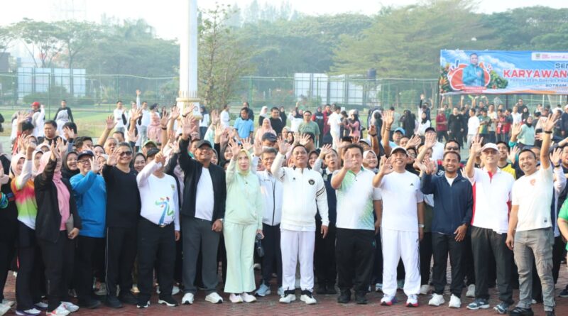 Plt Bupati Asep Surya Atmaja Ajak ASN Perkuat Kebersamaan Lewat Senam dan Botram Plt Bupati Asep Surya Atmaja Ajak ASN Perkuat Kebersamaan Lewat Senam dan Botram